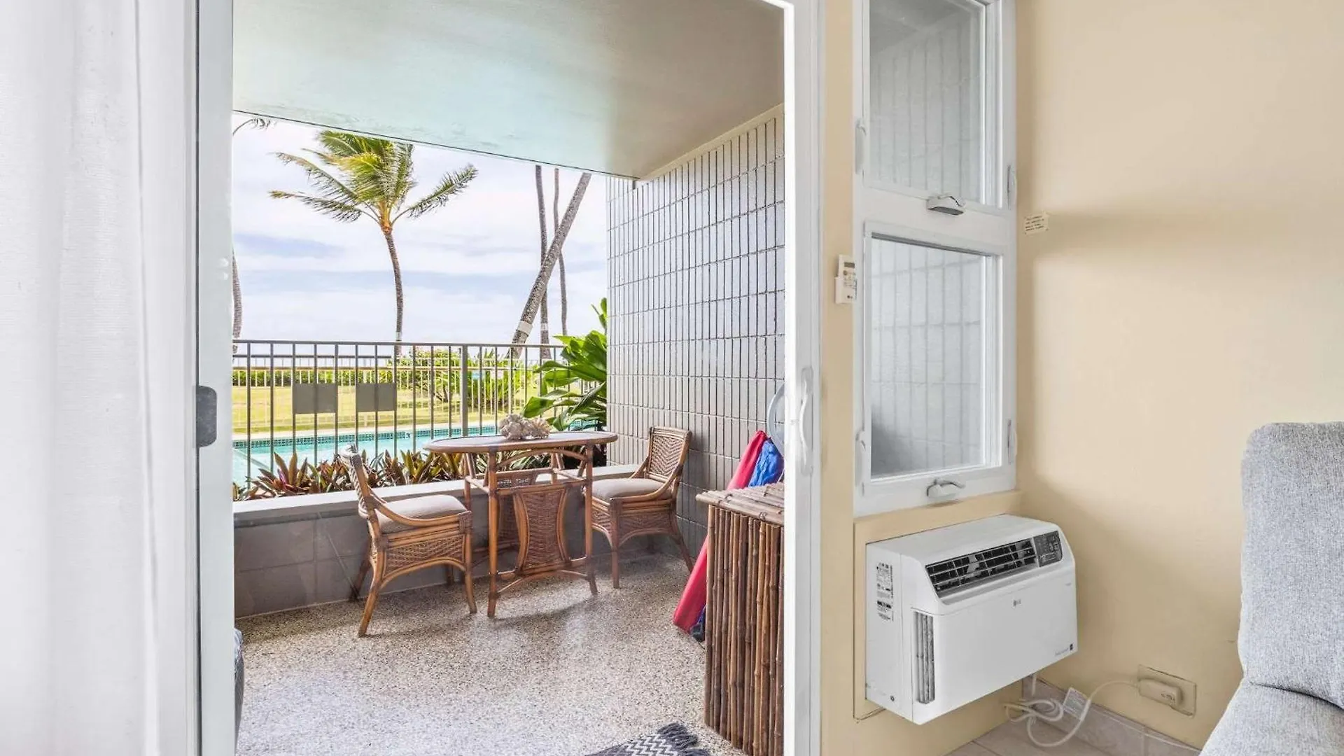 Amazing Beachfront Condo By Pool Hau'ula 0*,  США